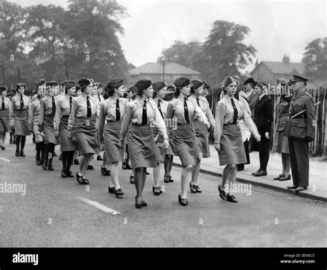 Mädchen Der Womens Air Training Corps Besuchen Eine Kirche Parade In