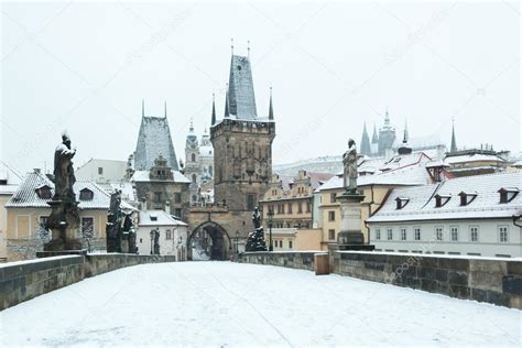 雪覆われたプラハのカレル橋 — ストック写真 © William87 37964589