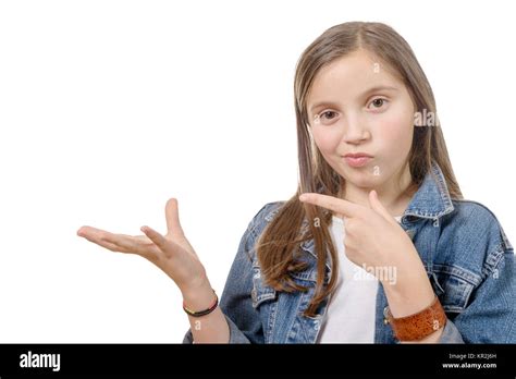 Jugendliche Mädchen Zeigt Mit Seinem Finger Stockfotografie Alamy