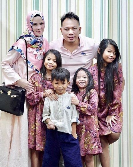 Di tangga inilah kalina keluar dan menemui vicky. Potret Mesra Angel Lelga dan 4 Anak Vicky Prasetyo