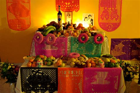 La parte más conocida de la celebración del día de muertos es el altar de muertos que se pone en casa y que es el centro del convivio con nuestros difuntos. Breaking The Chains: Origen y Significado: El Día de ...