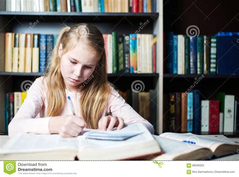 Eduque A Menina Que Estuda Com Livros De Texto Ao Escrever Em Um Livro