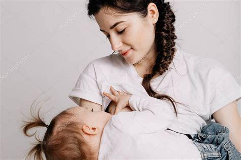 Retrato De Un Niño Que Chupa La Leche De La Mama Materna Mujer