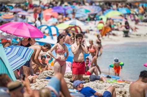Brits Flock To Busy Beaches In Majorca After Spanish Island Added To UK S Green List Mirror Online