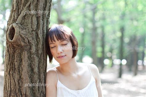 森の中の女性 写真素材 [ 2570592 ] フォトライブラリー photolibrary