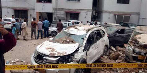 کراچی، مسکن چورنگی پر ریسٹورنٹ میں سلنڈر دھماکے کے بعد جائے وقوعہ پر تباہ گاڑیاں کھڑی ہیں۔