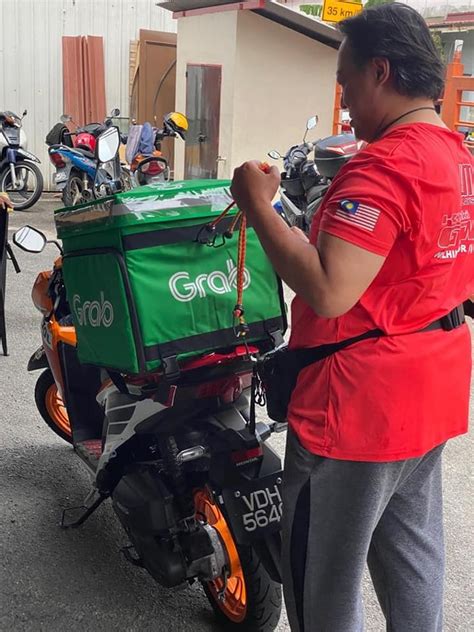 You just have to wait for an order from customers, go to the restaurant and pick up the food please log into the grabfood driver apps and start receiving customer orders. Ustaz Hanafi Malek jadi rider Grab Food… - Sepit Biru
