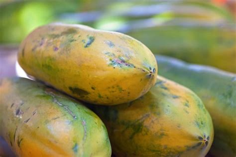 Pila De Papayas En Un Puesto En El Mercado Foto Premium