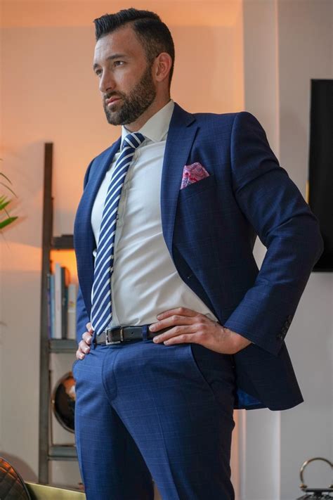 Pin By Tom On Man In Suit Homme En Costume In 2021 Well Dressed Men Men In Tight Pants