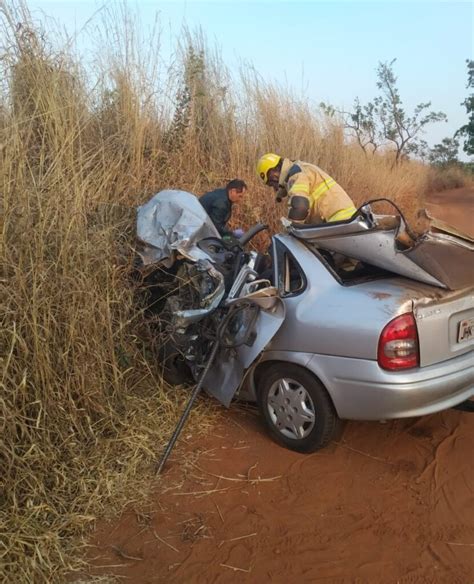 Dois Motoristas Morrem Em Acidente Entre Carros Na Mgc Em Uberl Ndia