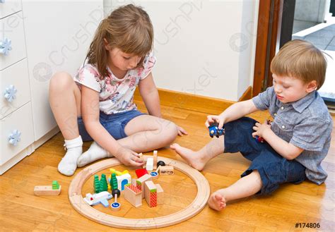Niños Pequeños Jugando Con Tren De Madera En Foto De Stock 174806 Crushpixel