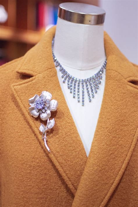 How To Wear A Brooch Vintage Hollywood Fashion Vintage Jewelry