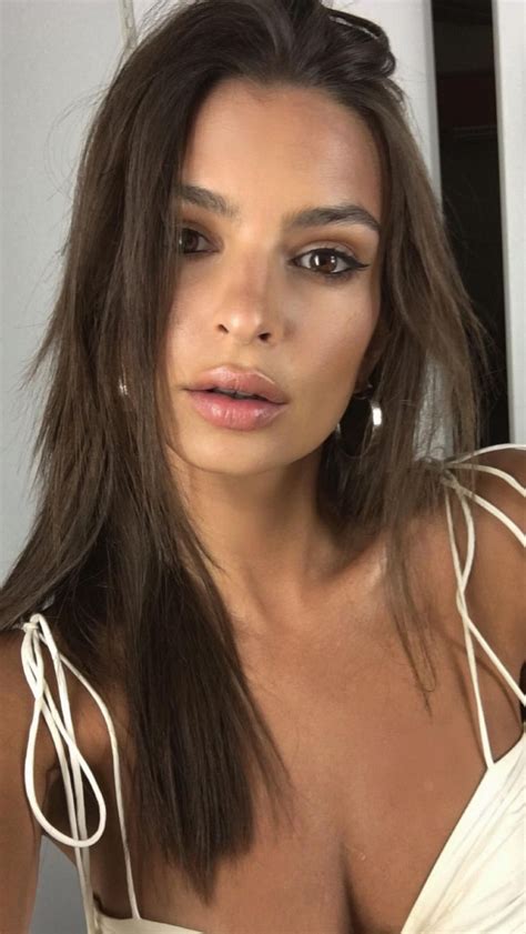 18 Emily Ratajkowski Photo Images