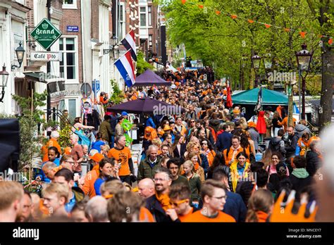 Amsterdam Holanda Abril Multitud De Gente En La Calle