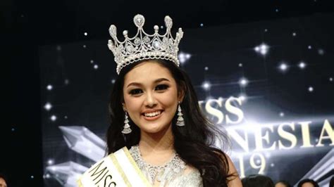 Foto Doa Ibu Terwujud Princess Mikaela Raih Mahkota Miss Indonesia 2019