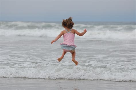 무료 이미지 바닷가 바다 연안 모래 대양 소녀 놀이 육지 웨이브 휴가 점프하는 튀김 어린이 어린 시절
