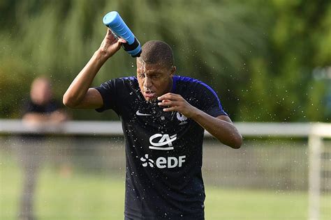 Gigi said that he swapped his shirt with mbappé because when he was younger no one wanted to do it. TF1: Kylian Mbappé hat Medizincheck bei PSG absolviert