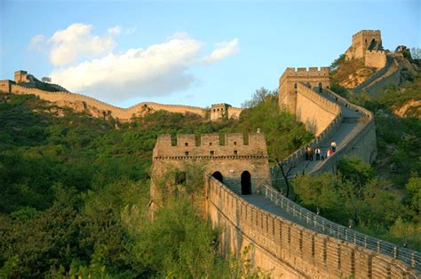 Kerumunan turis juga semakin ramai mendatangi objek wisata buatan apa yang dapat anda lihat di tembok besar di beijing adalah sejarah nyata. Tembok Besar Cina, Beijing - Utiket