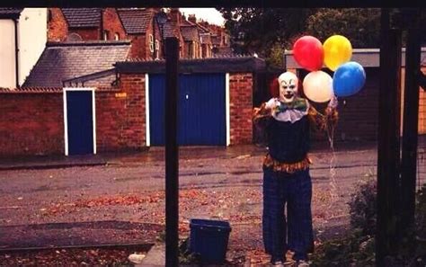 Creepy Clown Freaks Out Town Goes Viral Scary Clowns Evil Clowns