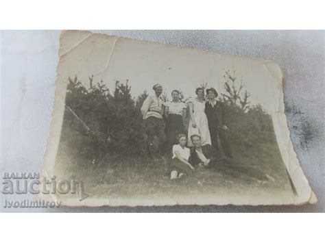Снимка Офицер двама мъже и три жени Стари снимки Изделия от хартия balkanauction