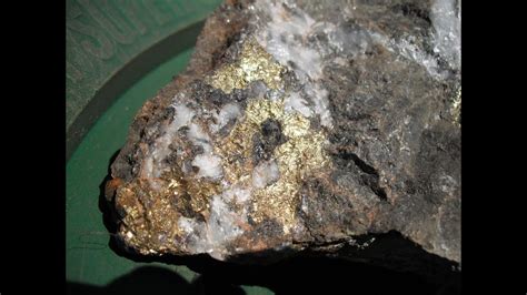 The gold flakes are purely a marketing ploy. HOW TO TELL THE DIFFERENCE BETWEEN GOLD and PYRITE - YouTube