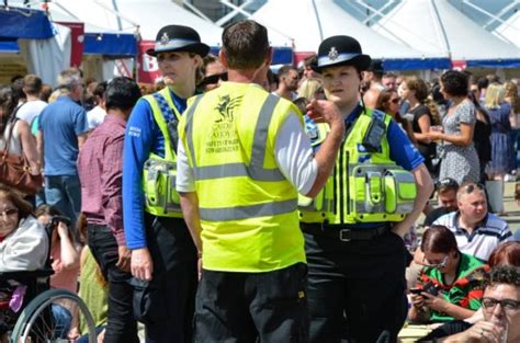 Lesbian Couple Told To Stop Kissing By Cardiff Bay Food Festival Security Guards Metro News