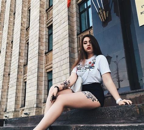 Татуированная девушка в коротких шортах покорила воронежское правительство