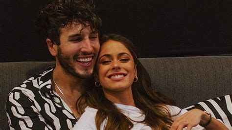 Sebastián yatra y tini stoessel unen fuerzas de nuevo y lanzan «oye», una especie de continuación de «cristina», incluido en el último álbum del cantante donde cuenta la historia de un músico desconocido y una. Sebastián Yatra y Tini Stoessel trabajarán juntos en una serie