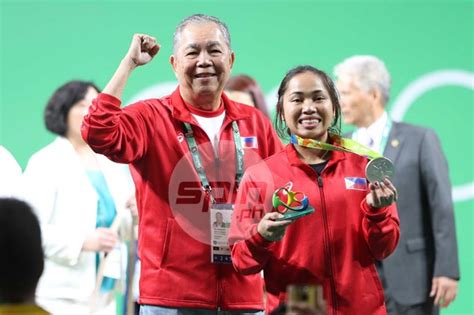 Staff sergeant hidilyn francisco diaz, commonly popular as simply, hidilyn diaz, is a renowned filipino weightlifter and additionally an airwoman. Hidilyn Diaz leaves Rio, set to arrive in Manila on ...