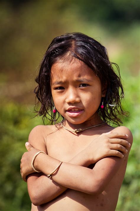 Después del baño A Hmong girl after taking a bath in the a Conde Pyruslav Flickr