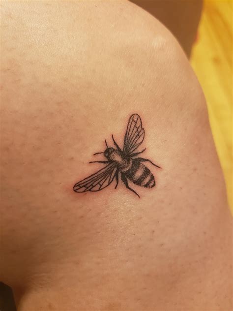 A Bumble Bee On My Knee Amazing Dot Work Done By Daniil Verdysh