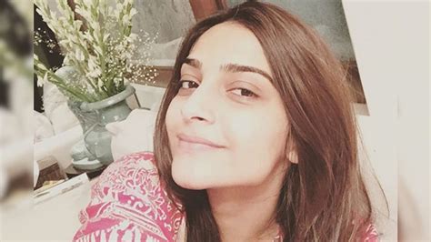 8 Photos That Prove Sonam Kapoor Looks Flawless Even With No Makeup On
