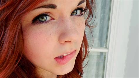 Portrait Of Beautiful Redhead Girl Wallpapers And Images Wallpapers Pictures Photos