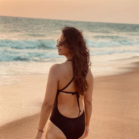 Pooja Banerjee Turns Up The Heat In Sizzling Swimwear Photos See The Divas Racy Pics News18
