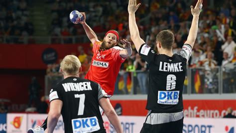 Dänemarks kicker feiern mit ihren fans. Handball-EM: Deutschland verliert gegen Dänemark - DER SPIEGEL