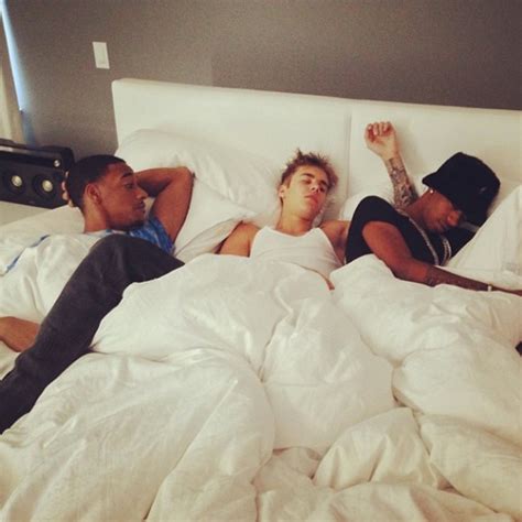 Justin Bieber Deitado Na Cama Dormindo De Conchinha Com Homens E Online Brasil