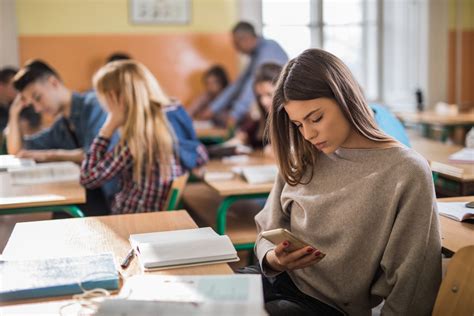 Genz Use Of Smartphones In The Classroom Different Perspectives