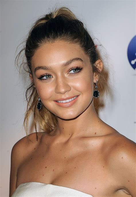 you ve got to see this genius eyeliner trick on gigi hadid close up glamour