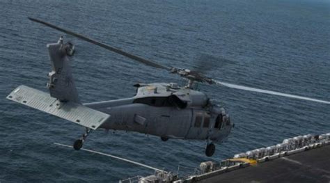 un helicóptero mh 60 seahawk se estrella en la cubierta de vuelo del portaaviones uss ronald