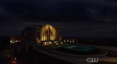 The Flash First Look At The Hall Of Justice In The Invasion Crossover