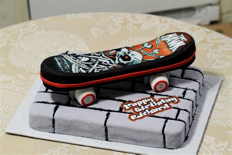 Pin Skateboard Birthday Cake Cake On Pinterest Skateboard Cakes