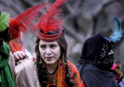 چترال کیلاش میں جاری چاوموس فیسٹیول میں شریک خاتون نے روایتی ٹوپی پہن رکھی ہے۔