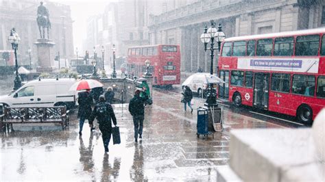 42 Glittering Photos Of London In The Rain