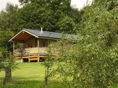 Lodge 1 at herrington park, sleeps 5, 2 double rooms, 1 single, 2 bathrooms. 2 Bedroom Log Cabin in England, Yorkshire, Richmond