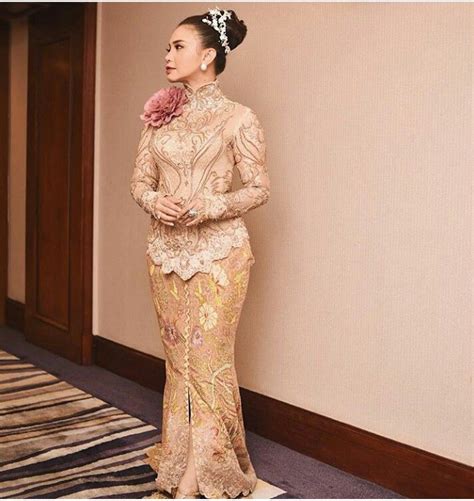 Model gamis brokat untuk acara pesta menjadi semakin indah bila. 30+ Model Kebaya Brokat Etnik - Fashion Modern dan Terbaru ...