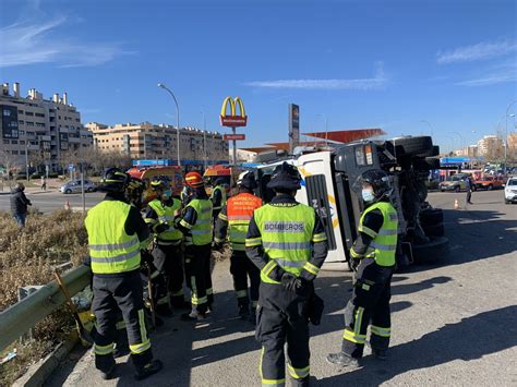 Un camionero herido al volcar su camión en Vallecas