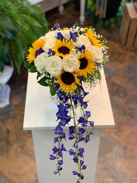 Sunflower Bridal Bouquet In Lawrenceburg In Artistic Floral