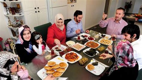 Kebanyakan orang ingin sekali dapat berbuka bersama dengan keluarga tercinta di rumah ataupun tempat lain seperti restoran. Momen-Momen Ini Nih yang Bakal Kamu Kangenin Banget dari ...