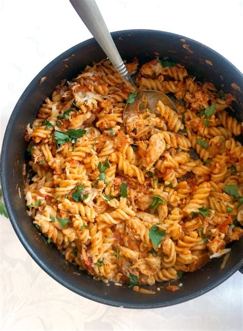 Having leftover chicken is no problem when you have delicious recipes to use them in! One-Pot Leftover Roast Chicken Pasta - My Gorgeous Recipes