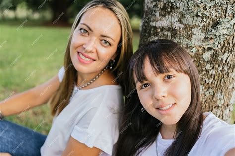 Premium Photo Portrait Of Latina Mother And Daughter In The Park